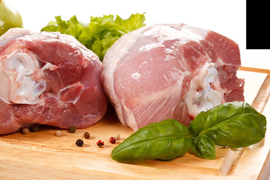 عکس گوشت مرغ در کنار سبزی و فلفل روی تخته چوبی
