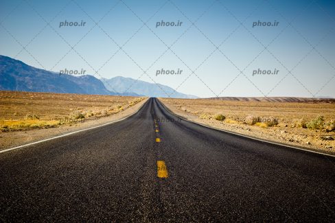 عکس با کیفیت جاده ای در کویر در مقابل آسمان آبی