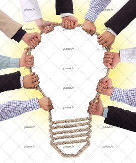 عکس یک لامپ که با طناب ساخته شده است و با دست های انسان ها پوشیده شده است.
