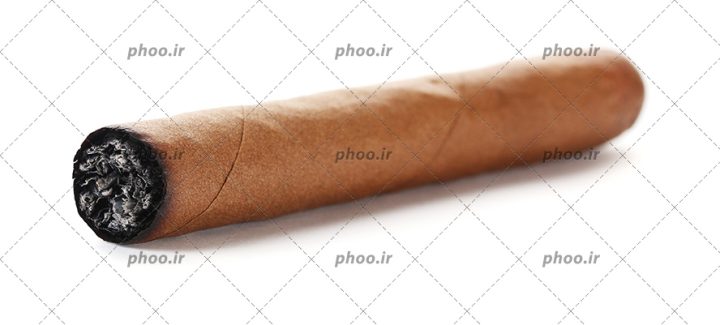 عکس سیگار برگ قهوه ای سوخته بر روی زمینه سفید