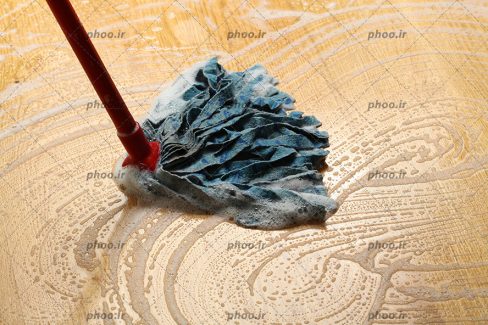 عکس نظافت کف پوش با تی از نمای نزدیک
