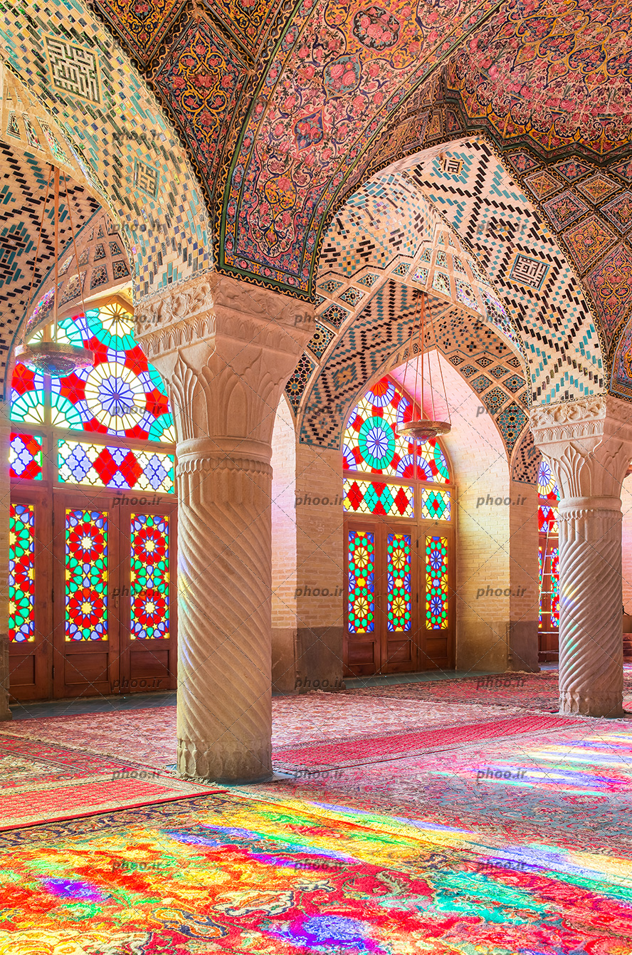 عکس نمای داخلی مسجد نصیرالملک شیراز با معماری بسیار زیبا و پنجره هایی با آینه کاری رنگارنگ و گنبد های کاشی کاری شده