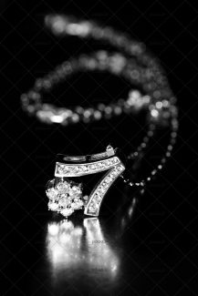 عکس با کیفیت گردنبند نقره ای زیبا که روی آن با نگین های سفید کار شده است