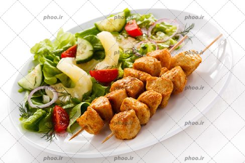 عکس با کیفیت جوجه کباب همراه سبزیجات در دیس سفید