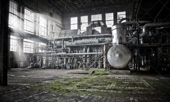 عکس با کیفیت ماشین آلات قدیمی یک نیروگاه متروکه انرژی