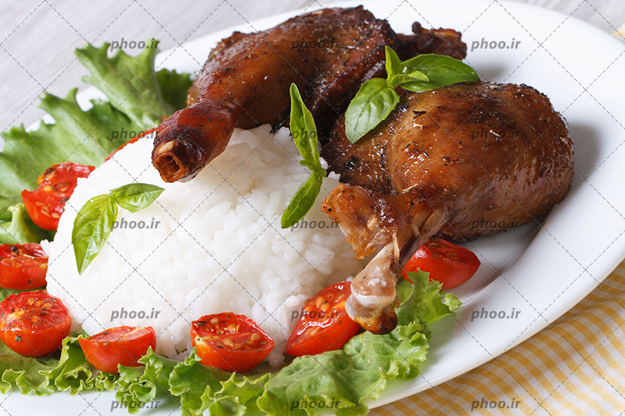 عکس ظرفی از برنج و مرغ و تزئین شده با کاهو و گوجه