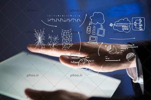 عکس دست انسان در برابر صفحه لمسی تبلت و نمایان شدن نمودار ها و نقاشی ها در پس زمینه آبی