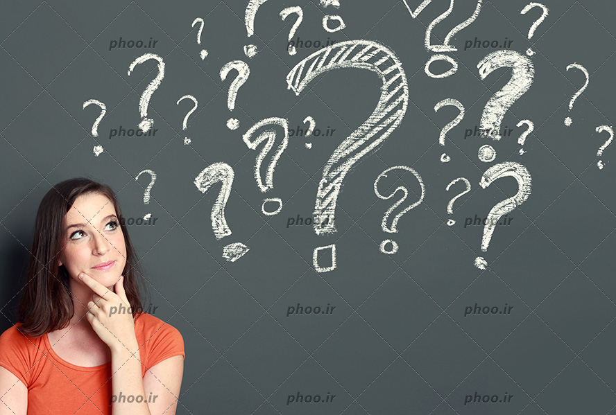 عکس با کیفیت خانم در حال فکر کردن و علامت سوال هایی در پس زمینه مشکی