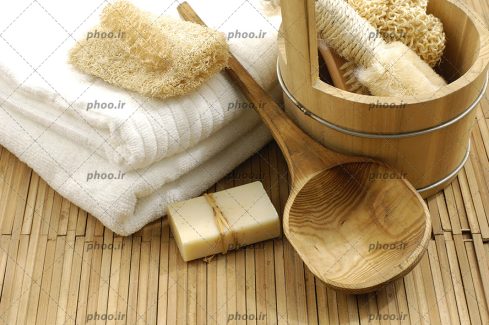 عکس لوازم حمام در پس زمینه حصیری