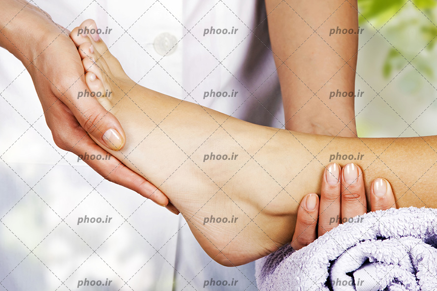 عکس ماساژ پا در سالن آبگرم