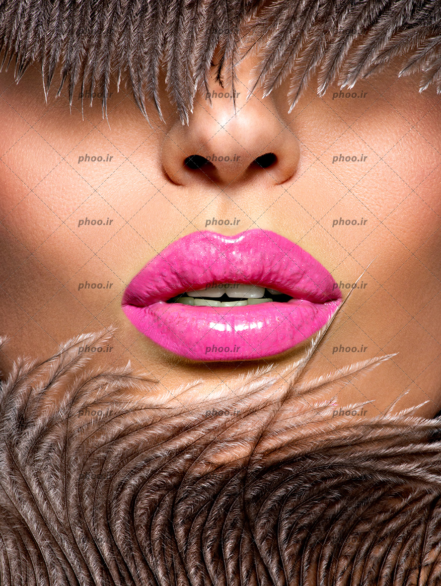 عکس جزئیات آرایش لب زیبا به رنگ صورتی در پر و بال