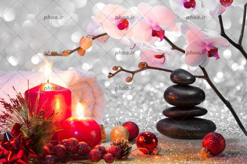 عکس ترکیب ماساژ آبگرم و کریسمس با شمع رنگ ارغوانی روشن و سنگ