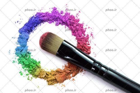 عکس قلم مو آرایشی و دایره ای از سایه چشم های رنگی به دور آن