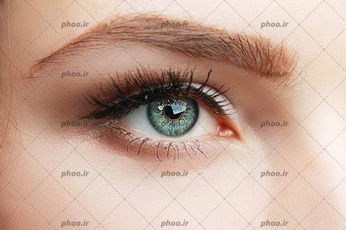 عکس چشم زیبا به رنگ سبز و مژه های بلند از نمای نزدیک