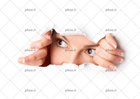 عکس با کیفیت زن در حال پاره کردن برگه سفید و نمایان شدن چشم هایش