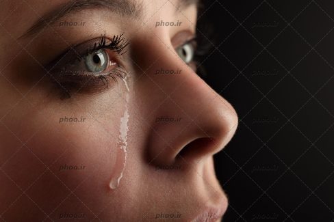 عکس دختر غمگین با چشم های طوسی در حال گریه کردن