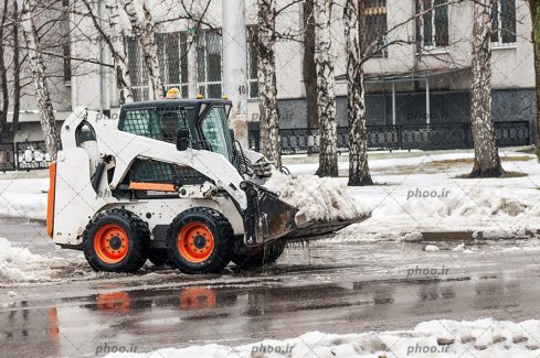 عکس ماشین برف روب در حال حذف برف در خیابان های شهر