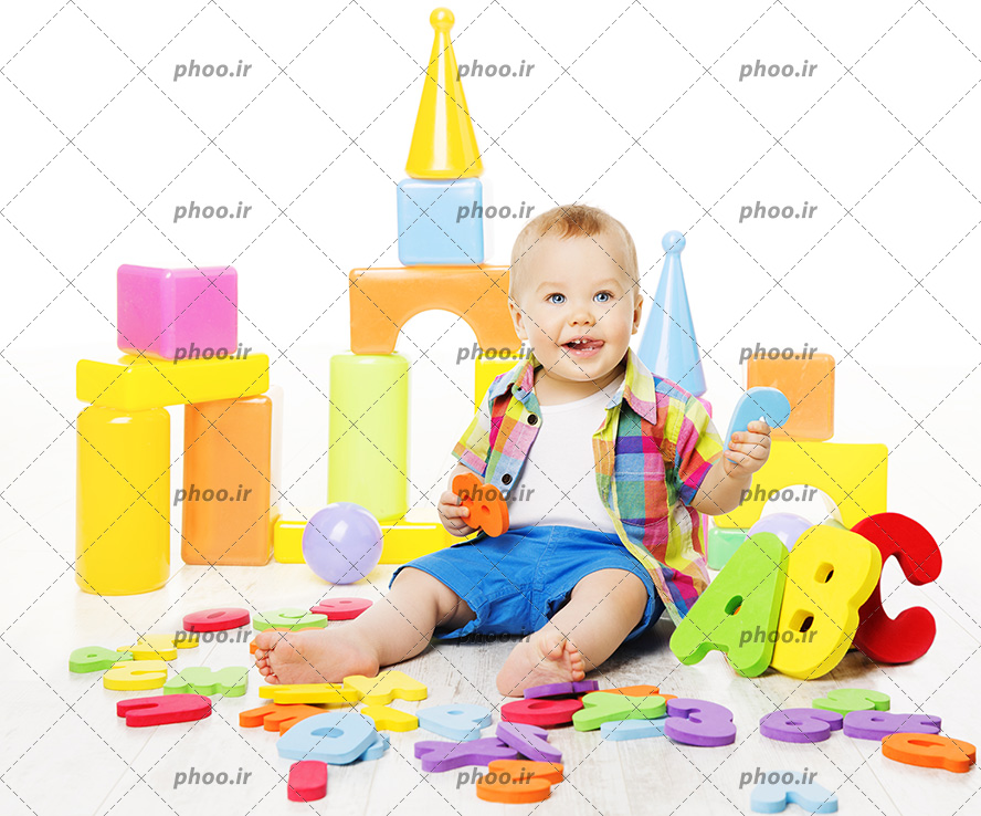 عکس کودک خندان در حال بازی کردن با اسباب بازی حروف الفبای لاتین