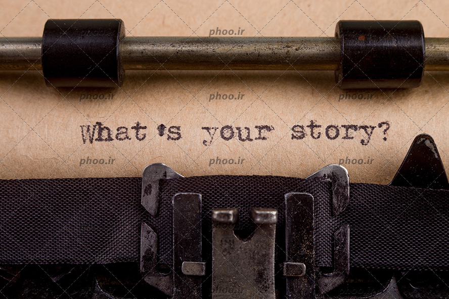عکس دستگاه تایپ قدیمی با کلمات انگلیسی (what is your story) تایپ شده روی برگه