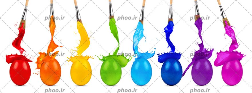 عکس قلم مو های رنگی با رنگ های مختلف از بالای تصویر در حال پاشیدن رنگ روی تخم مرغ ها در پس زمینه سفید