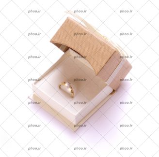 عکس با کیفیت حلقه طلایی در جعبه کادو زیبا در پس زمینه سفید