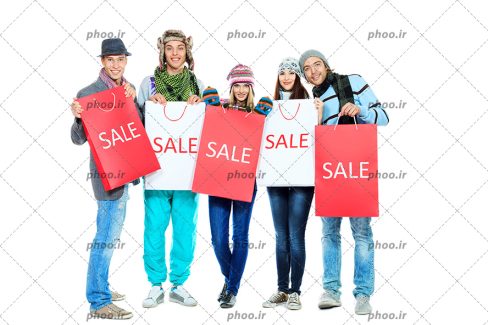 عکس با کیفیت افرادی با کیسه های خرید که به دوربین لبخند می زنند