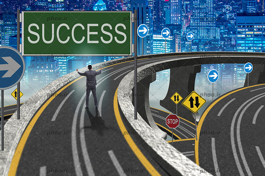 عکس تاجر ایستاده در مقابل یک تابلو سبز بزرگ با نوشته انگلیسی (success) به معنی موفقیت در جاده در پس زمینه ساختمان های شهر به رنگ آبی