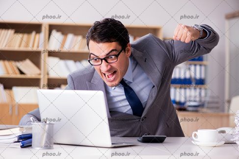 عکس تاجر عصبانی که در دفتر کار می کند