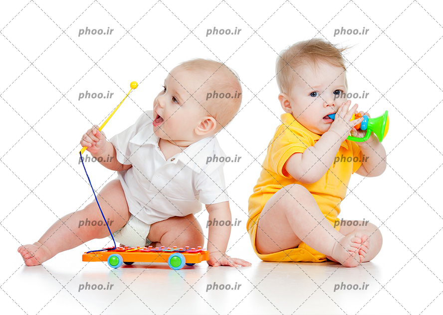 عکس با کیفیت دو کودک زیبا در حال بازی با اسباب بازی های موزیکال