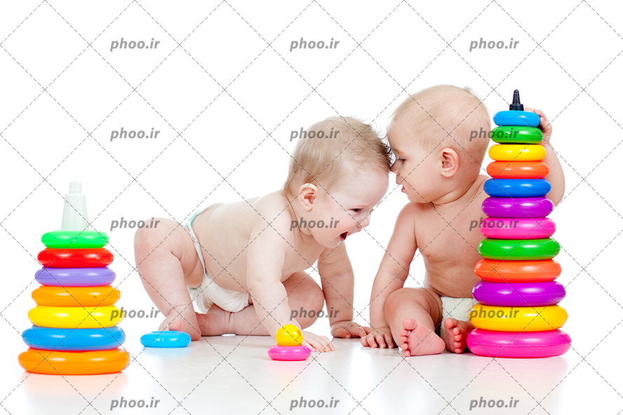 عکس با کیفیت دو کودک در حال بازی با حلقه های رنگی در پس زمینه سفید