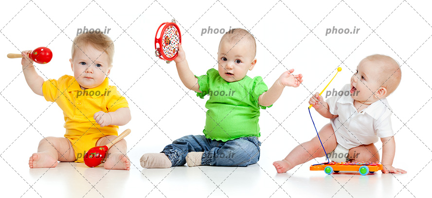عکس با کیفیت سه کودک ناز در حال بازی با اسباب بازی های موزیکال