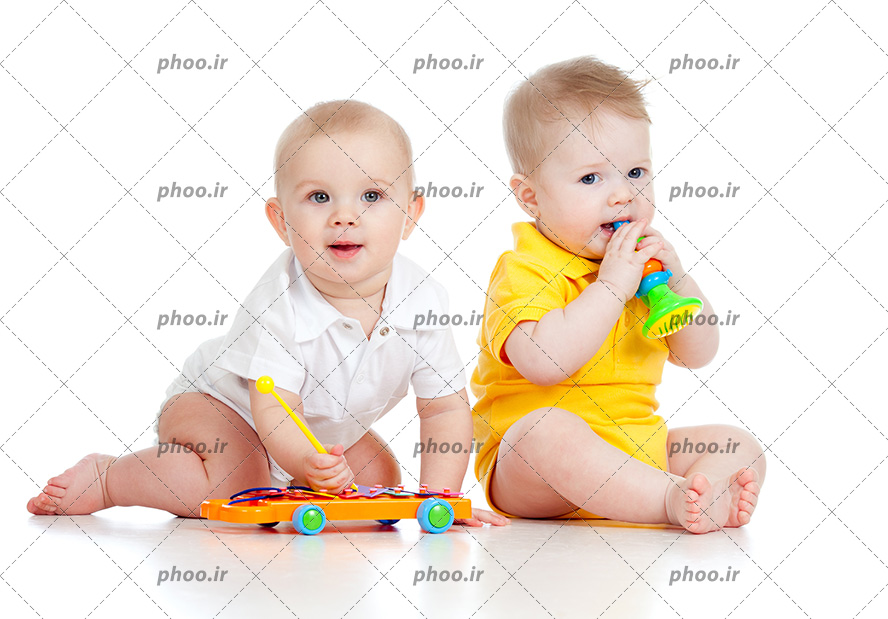 عکس با کیفیت دو کودک زیبا در حال بازی با اسباب بازی های موزیکال