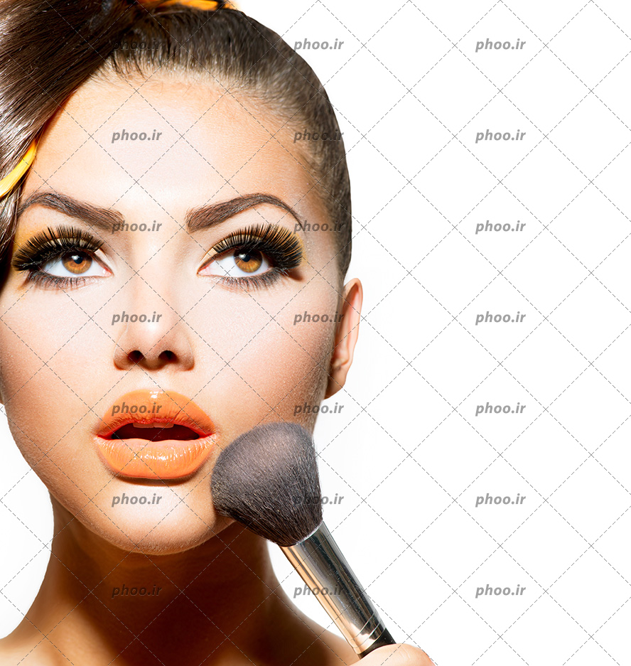 عکس دختر زیبایی با براش آرایشی با چشمانی قهوه ای و آرایش نارنجی و زرد