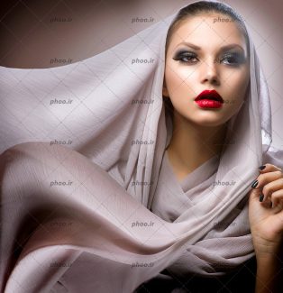 عکس زیبا خانم جوان با آرایش صورت در نوعی پارچه ابریشمی روسری
