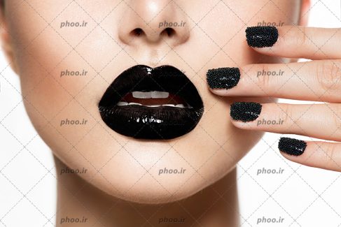 عکس ست آرایش لب و ناخن ها با رنگ تیره