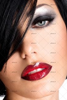 عکس زن زیبا با لب های قرمز و آرایش چشم و مو های کوتاه