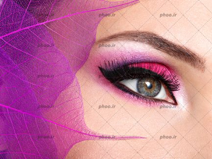 عکس خانم با آرایش چشم به رنگ صورتی و برگ های صورتی