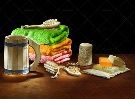 عکس لوازم جانبی حمام روی میز در تاریکی