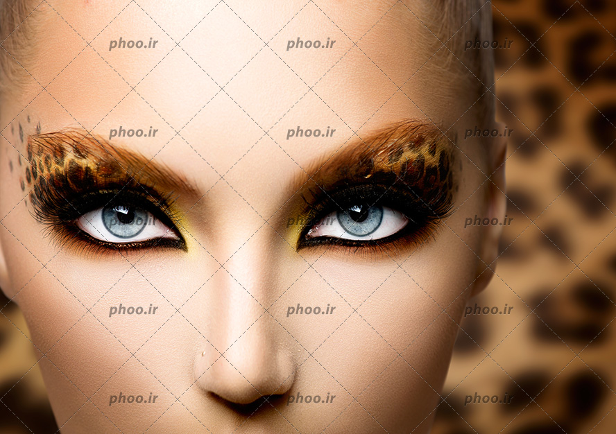 عکس خانم با چشم های طوسی و آرایش چشم زیبا