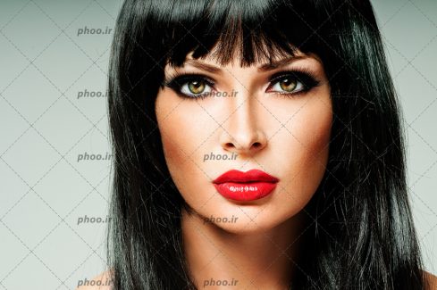 عکس خانم جوان با آرایش صورت زیبا و مو های مشکی
