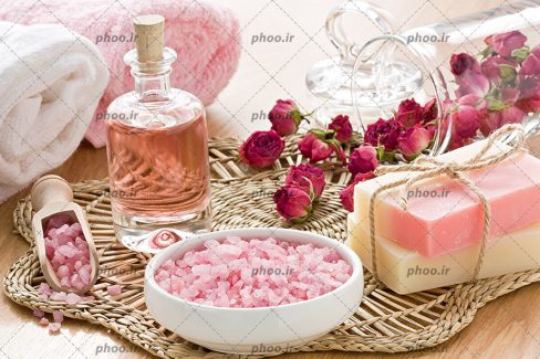 عکس درمان اسپا مجموعه ای با نمک دریا ، گل سرخ ، روغن و صابون نوار عطر
