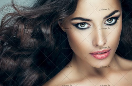 عکس خانم با چشم های طوسی و آرایش چشم زیبا و مو های بلند موج دار مشکی