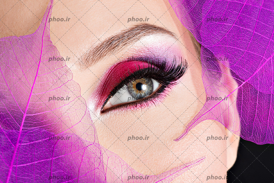 عکس خانم با آرایش چشم به رنگ صورتی و برگ های صورتی روی صورتش
