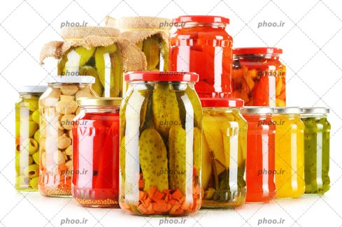 عکس شیشه هایی از ترشی های مختلف چیده شده کنار هم