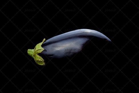 عکس یک بادمجان در پس زمینه مشکی
