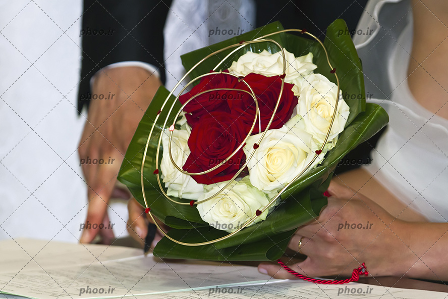 عکس عروس و داماد در مراسم عروسی و دسته گل زیبا در دست عروس