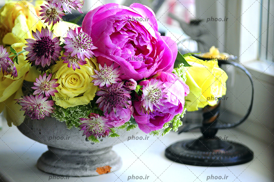 عکس گلدان با گل های بزرگ و کوچک رنگی زیبا از نزدیک
