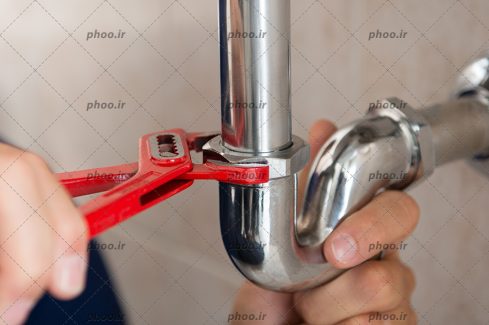 عکس تعمیر شیرآلات و لوله هایی که نشتی دارند با ابزار کار