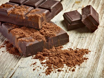 عکس شکلات در پس زمینه چوبی