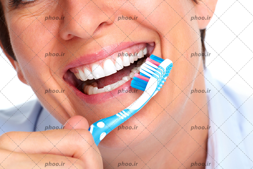 عکس خانم در حال خندیدن و مسواک در دست